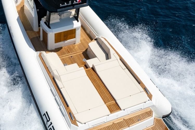 Gommone_Renier_R12_Cabinato_divanetti_poppa